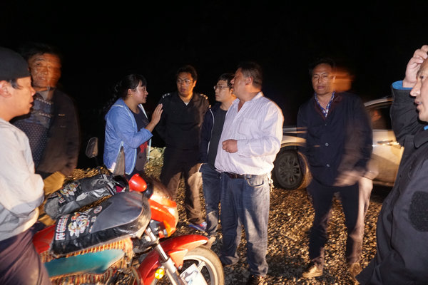 連夜到現(xiàn)場進行災情調(diào)查指導救災工作.JPG